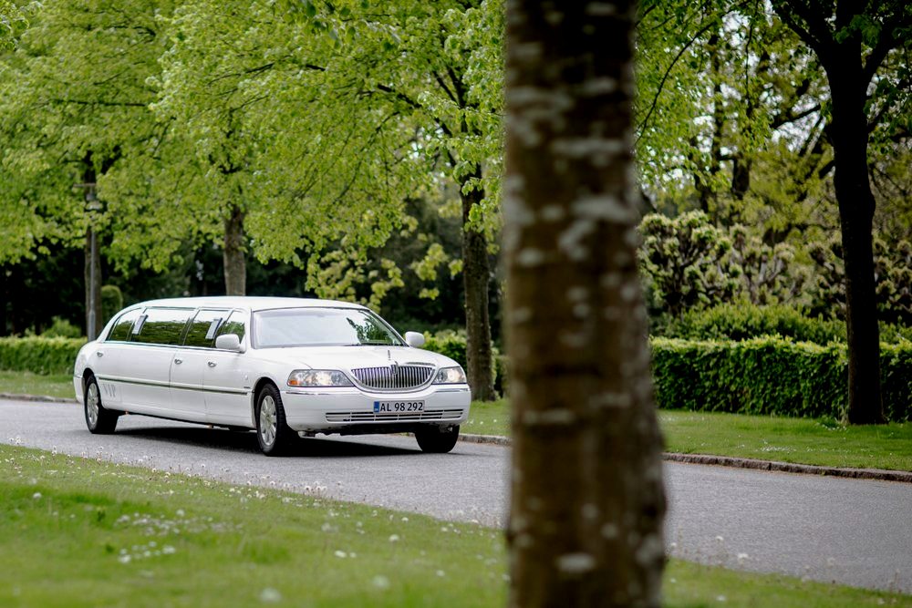 A Guide to Hiring Airport Limousine Services