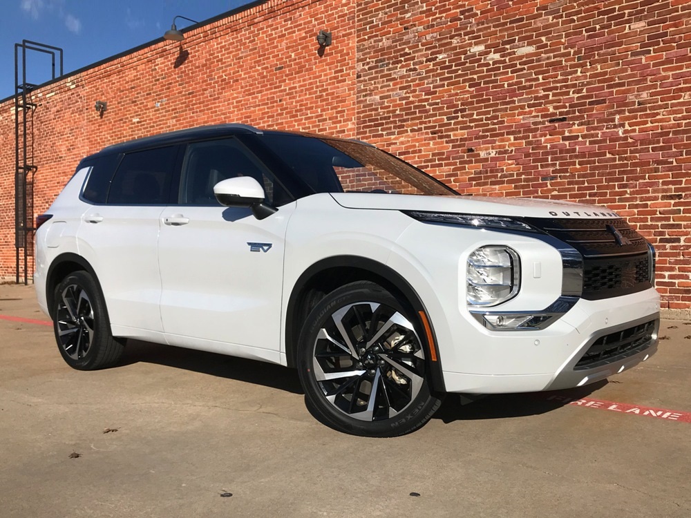 2023 Mitsubishi Outlander PHEV Combines Electrification and All-Wheel Control