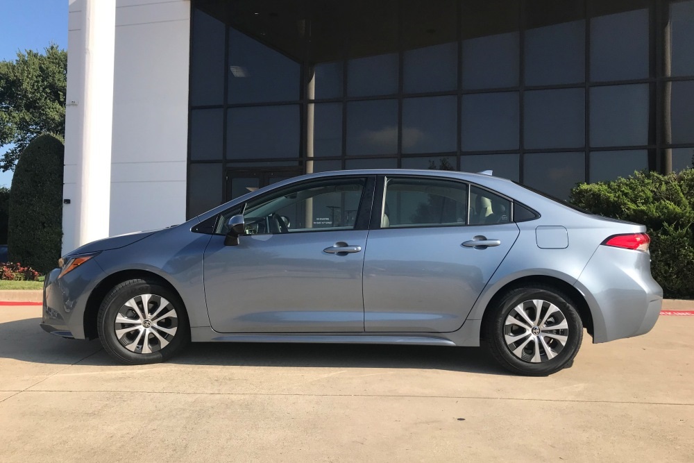 Review: 2022 Toyota Corolla Hybrid LE Sedan